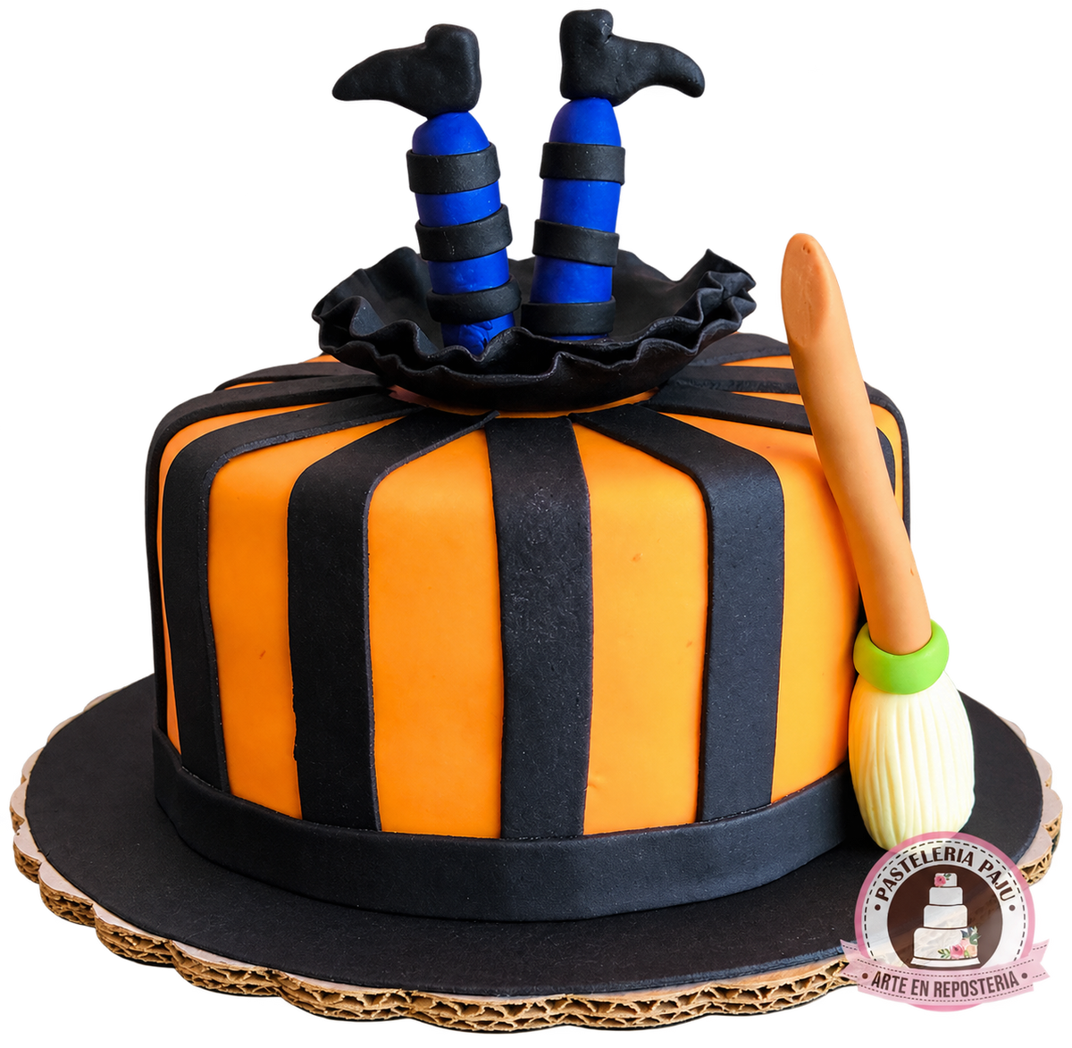 Pastel de Halloween con piernas de bruja y escoba