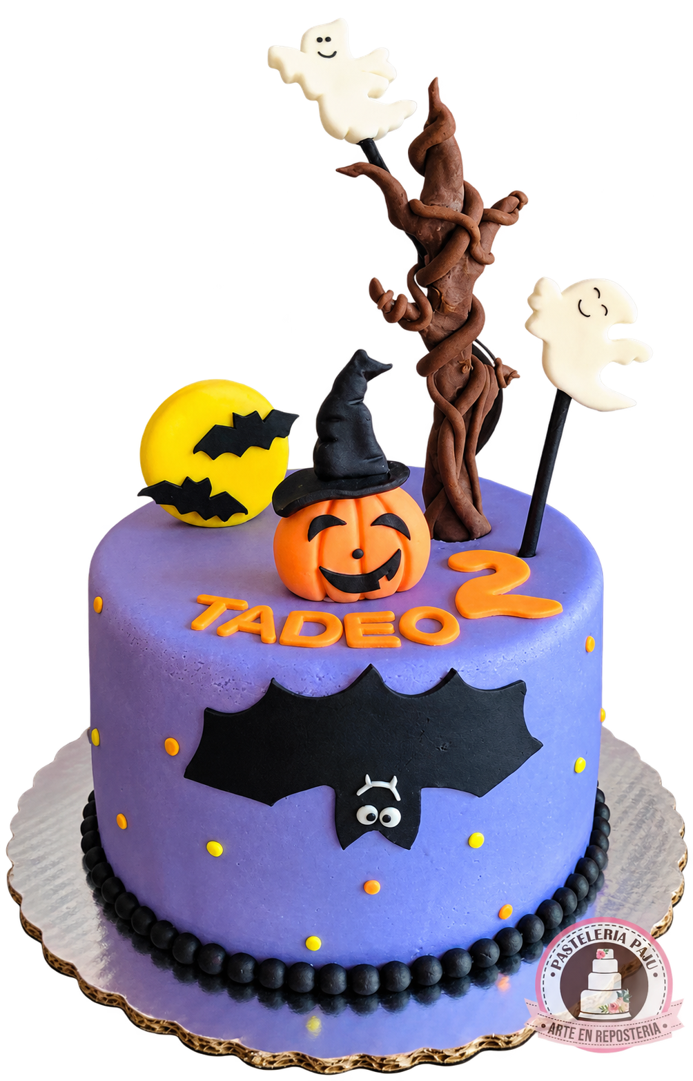 Pastel lila de Halloween con árbol y fantasmas