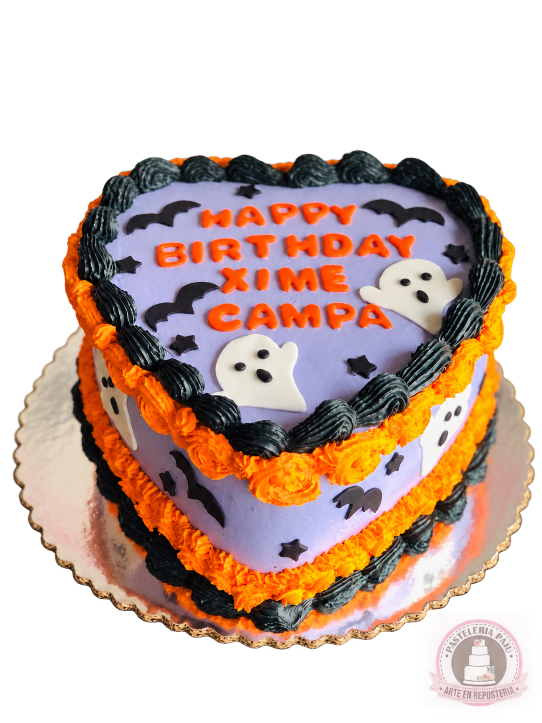 Pastel de Halloween en forma de corazón con fantasmas