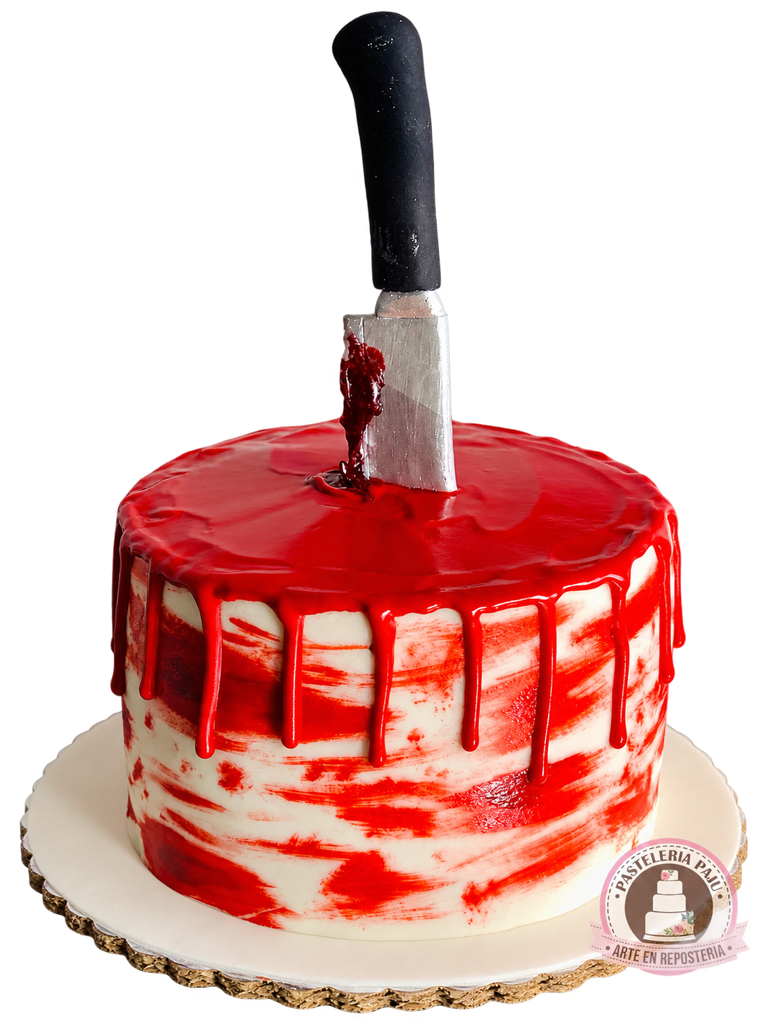 Pastel de Halloween con cuchillo y efecto sangriento