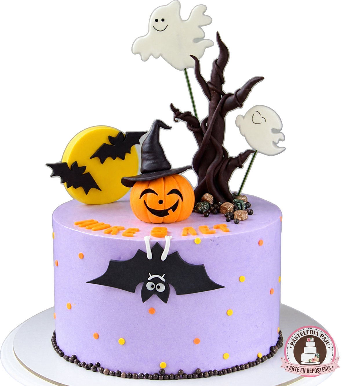 Pastel lila de Halloween con calabaza y fantasmas