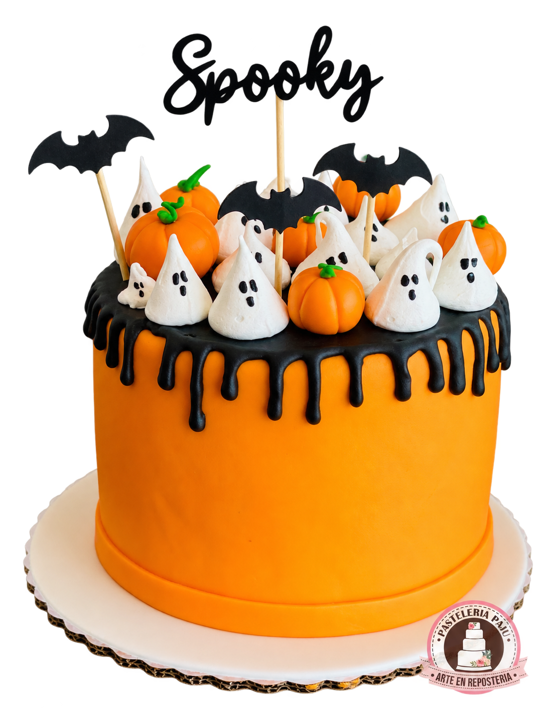 Pastel naranja de Halloween con fantasmas y goteo negro