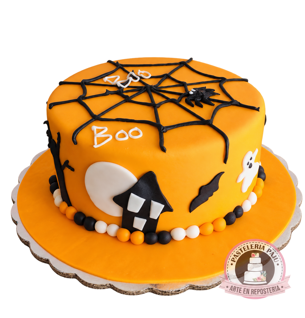 Pastel naranja de Halloween con telaraña y casa embrujada
