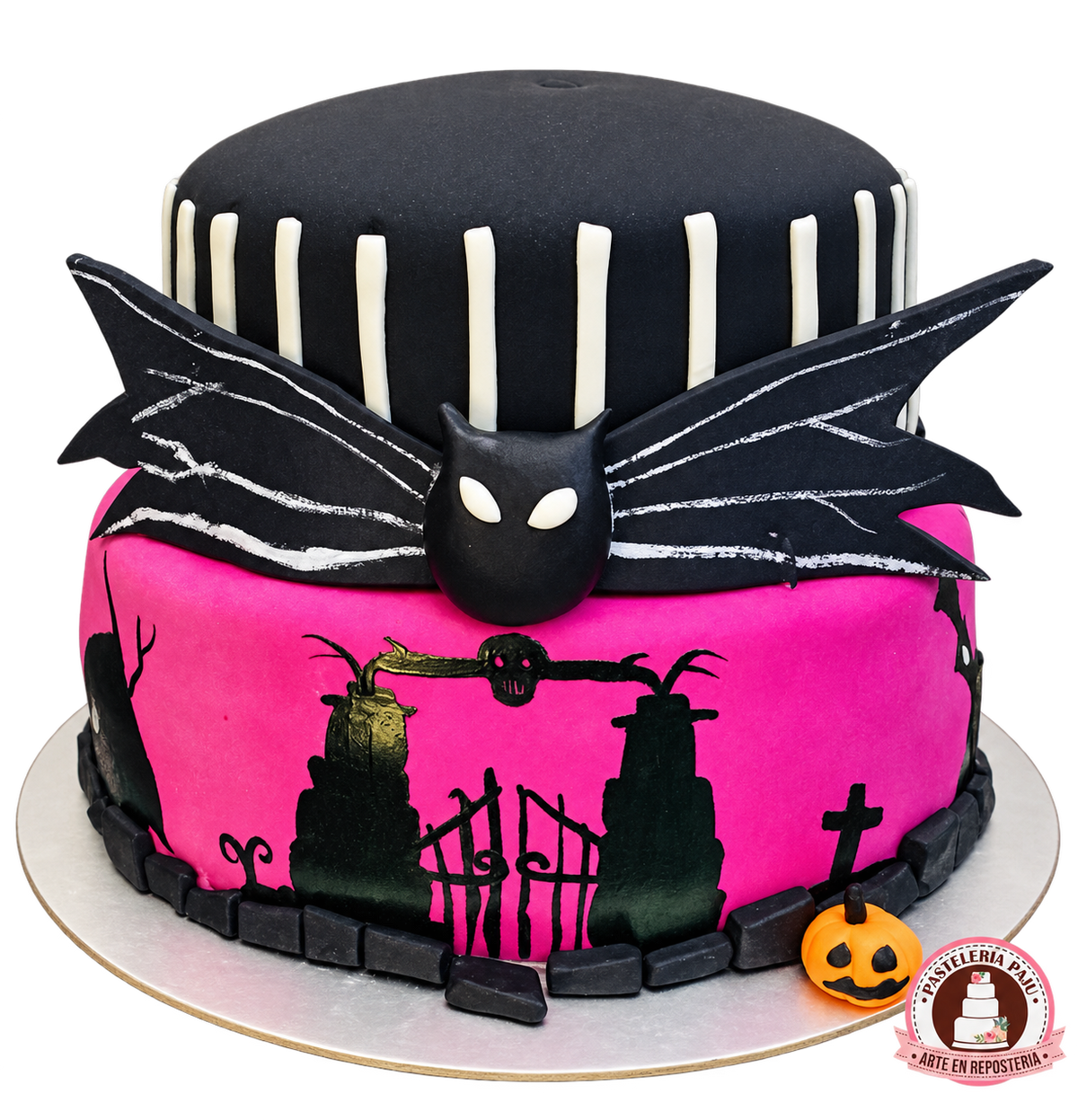 Pastel de Halloween de dos niveles con murciélago y cementerio