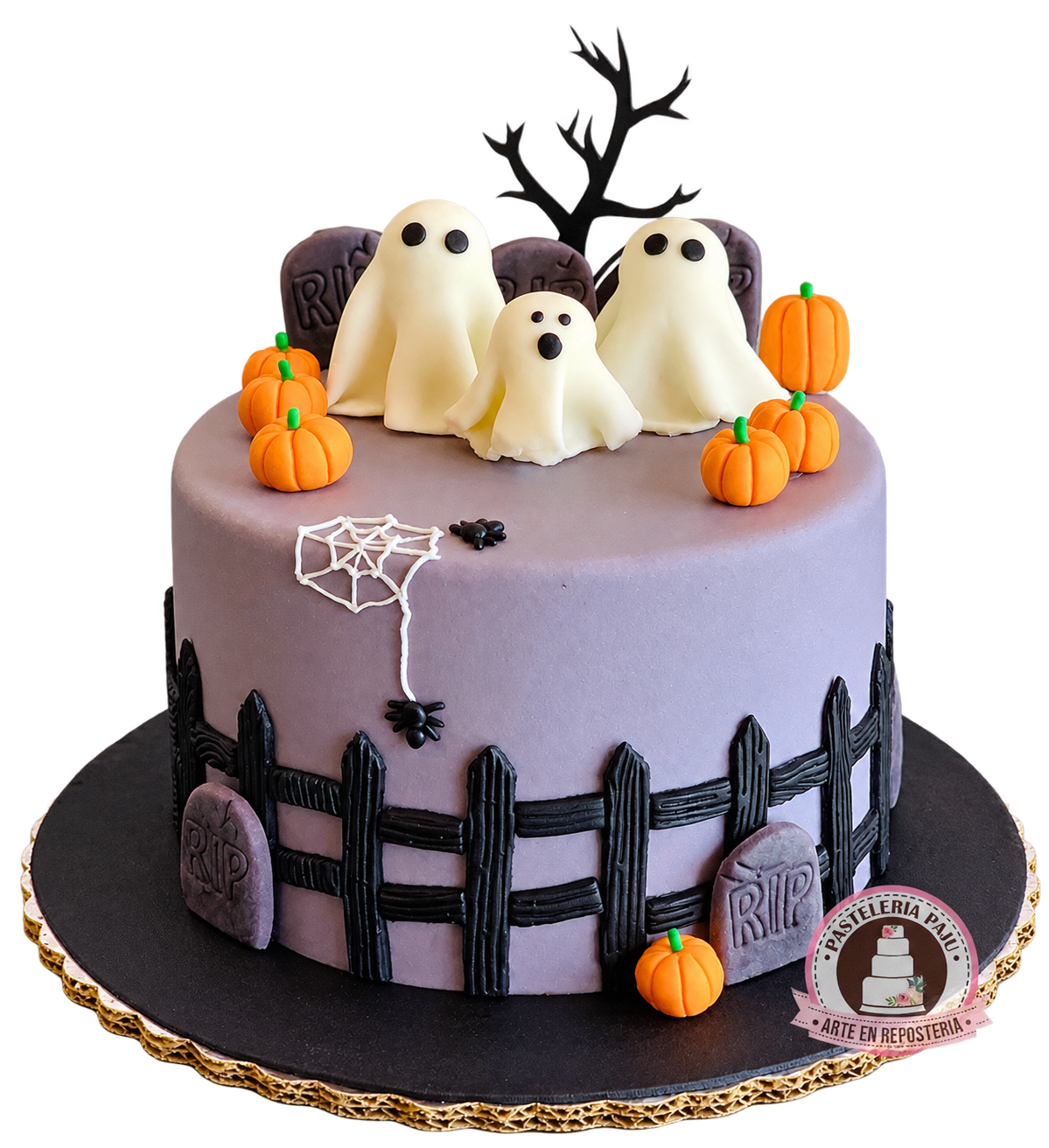 Pastel de Halloween con fantasmas y calabazas