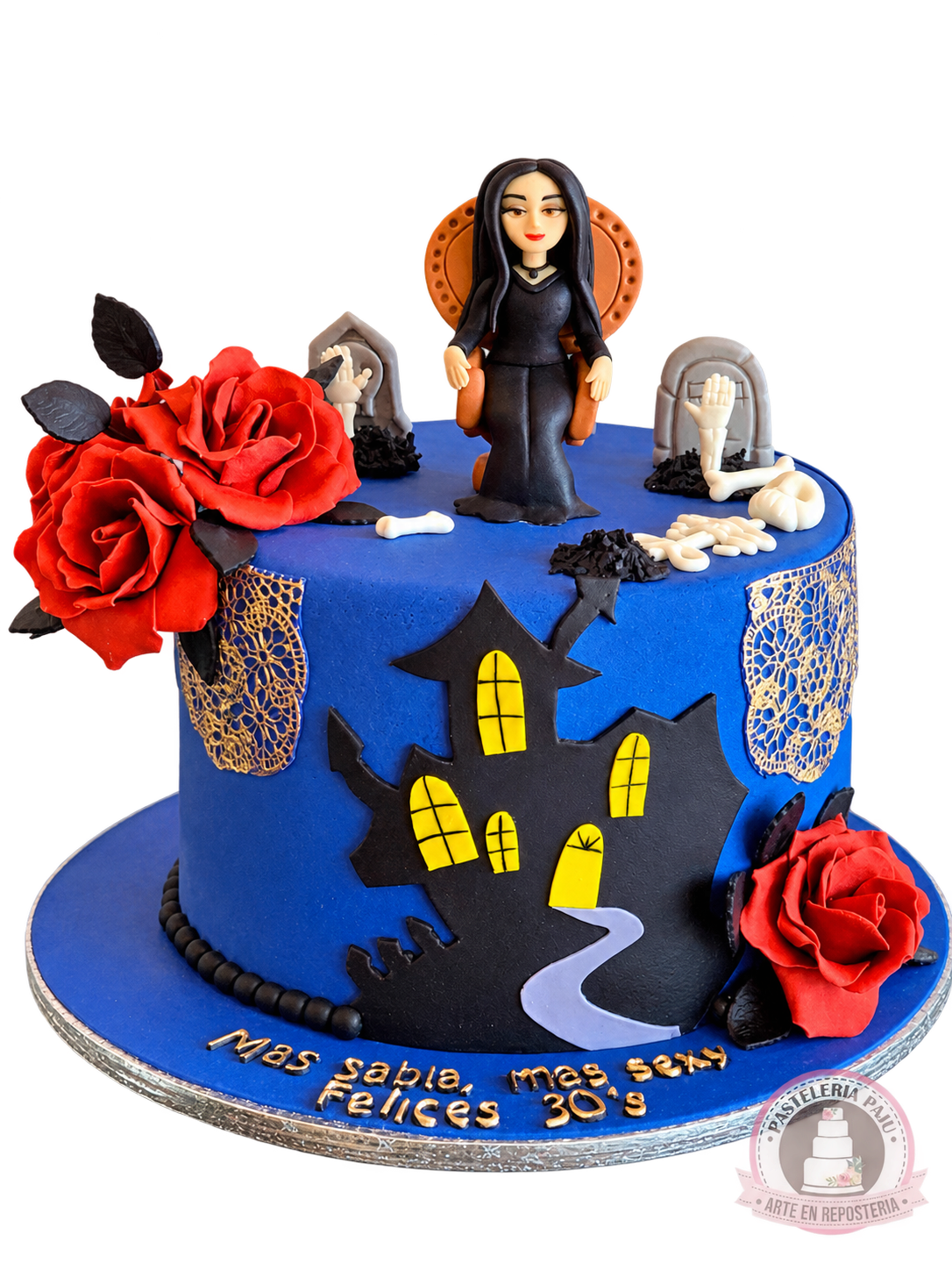Pastel de Morticia Addams con rosas rojas